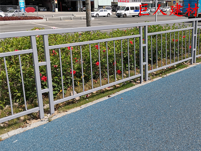 【鋅鋼道路護(hù)欄】、人行道護(hù)欄、甲型護(hù)欄廠家找巨人建材