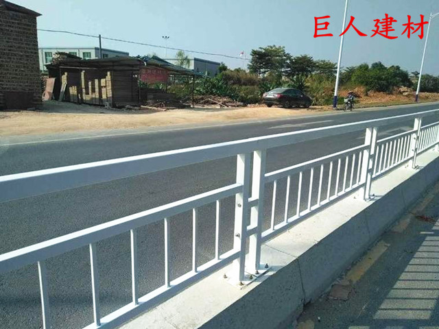 深圳甲型公路護(hù)欄廠家，甲型道路護(hù)欄選巨人